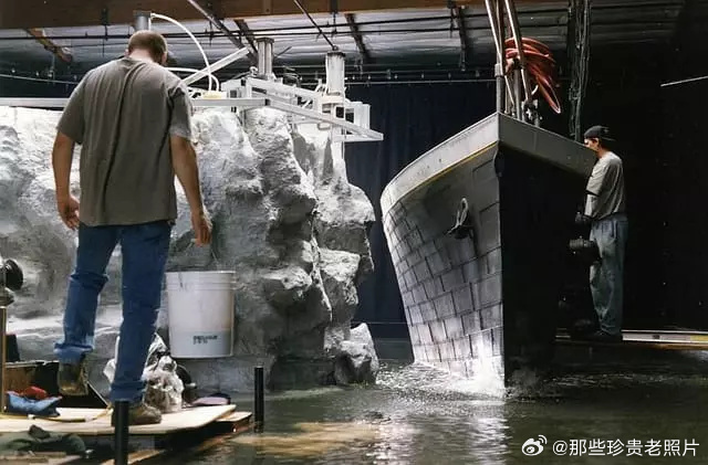 1997年，电影《泰坦尼克》幕后片场花絮照（微缩模型） 