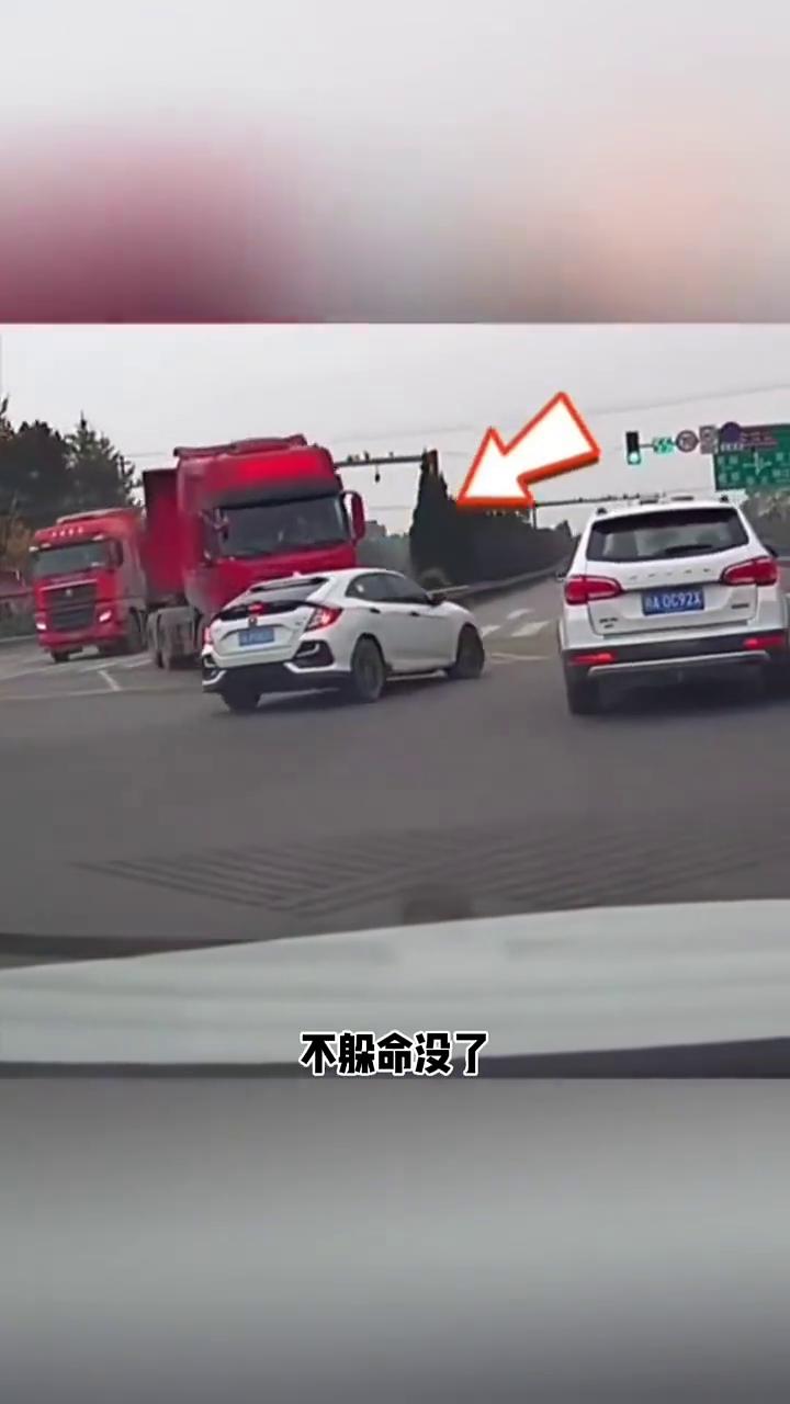 这到底算紧急避险还是操作不当？
遇到这种情况怎么办？不躲命没了，躲了车坏了。这波