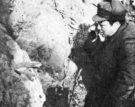 彭老总要求严格，不苟言笑，一般人都对他敬而远之。其实，他也有开朗的一面。他跟身边