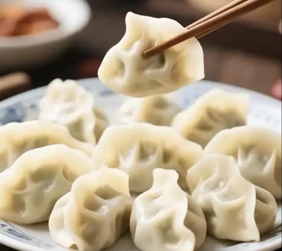 饺子不能只看面白不白包的形状好不好看，关键要看馅子的质量。我认识一个青年，他们家