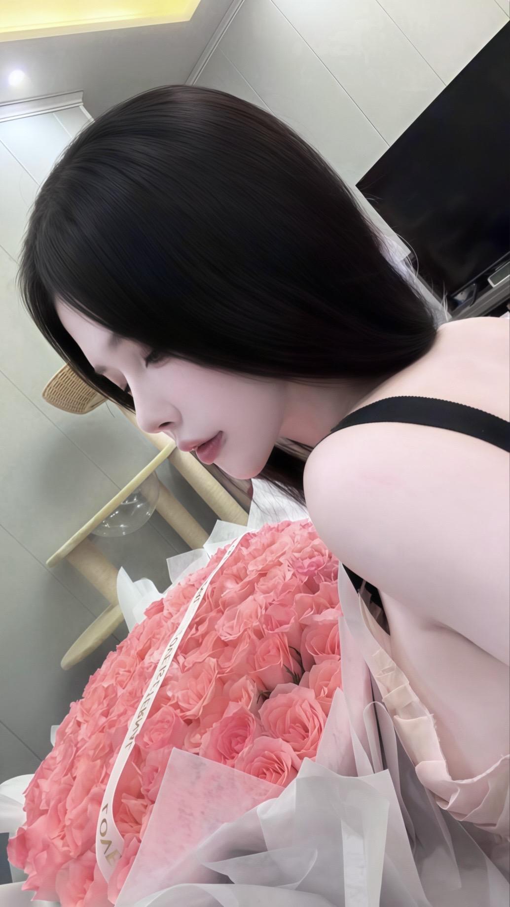 把鲜花装进花瓶里 把幸福装进镜头里 🌸 不在节日也能收到花 好开心～