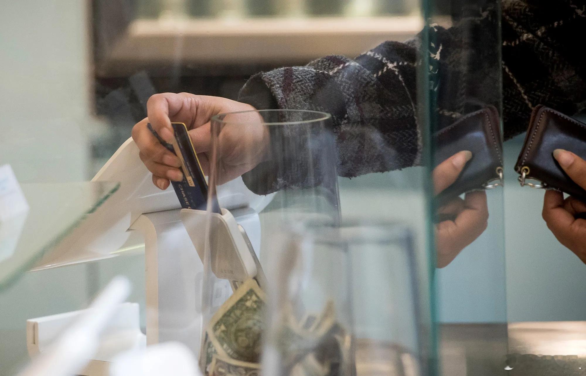 最新报告显示，美国居民的还贷压力正在明显上升。纽约联储公布的数据表明，2025年