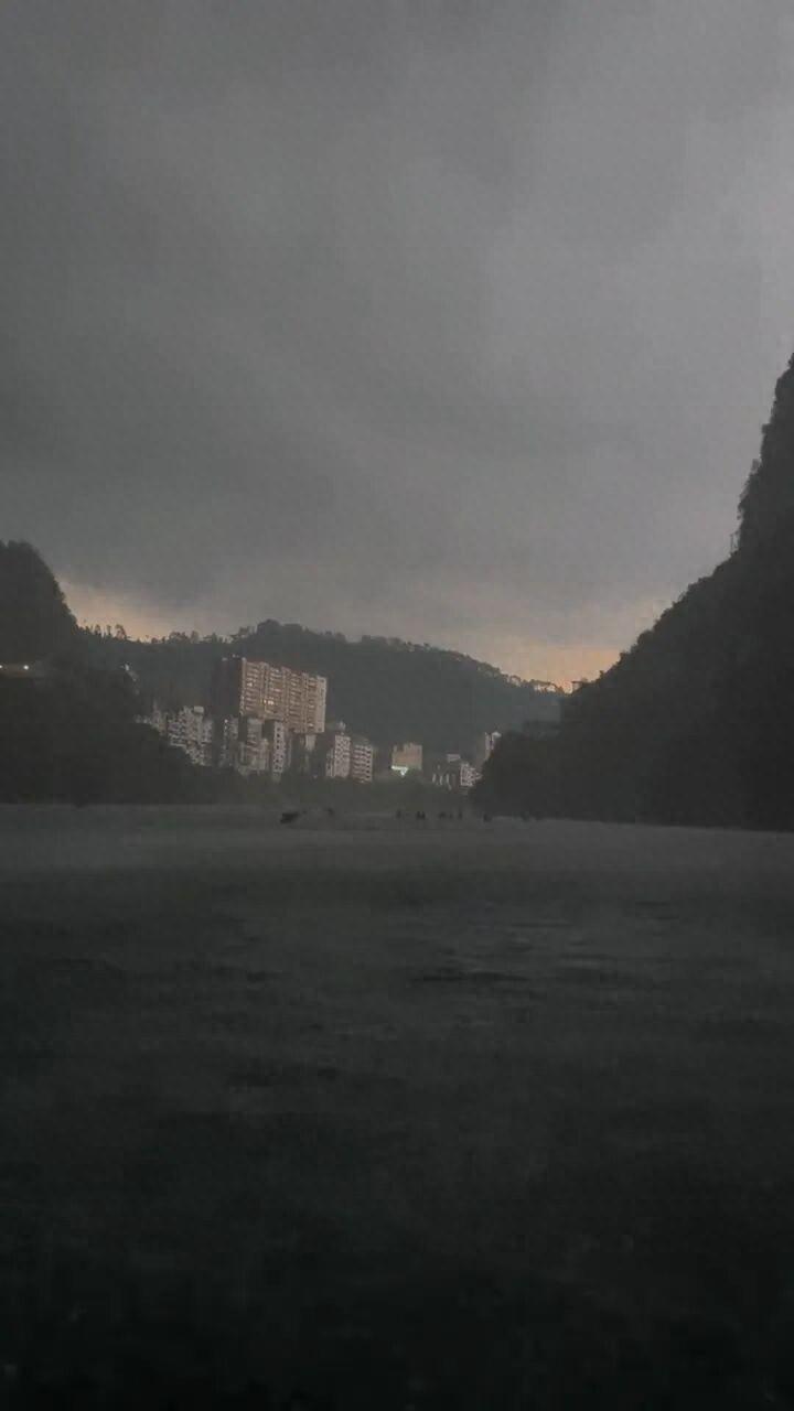 2026年五一假期，不少人选择到广西天峨县红水河体验桨板项目，享受山水间的清凉。