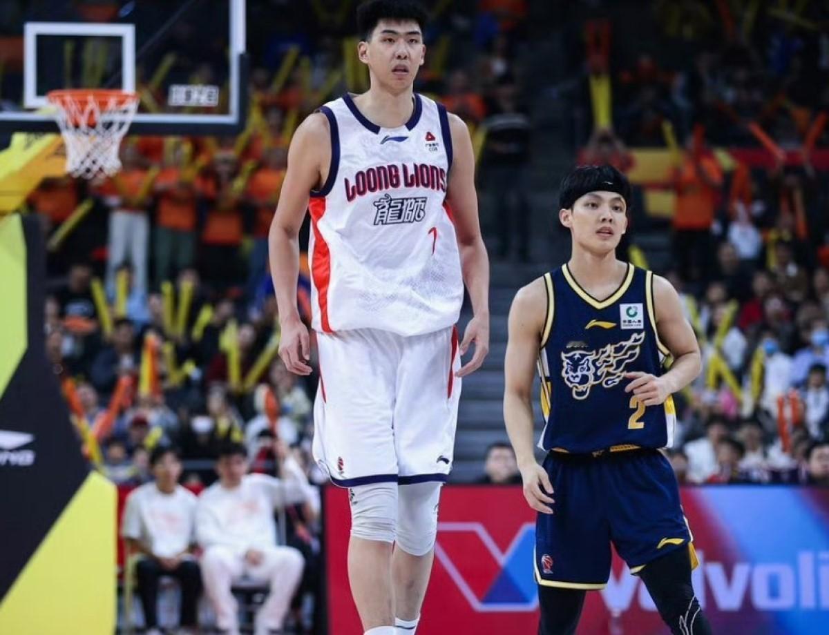 惊天大冷门！徐昕锤爆旧主内线，广州客场93-76大胜广东
CBA季后赛12进8首
