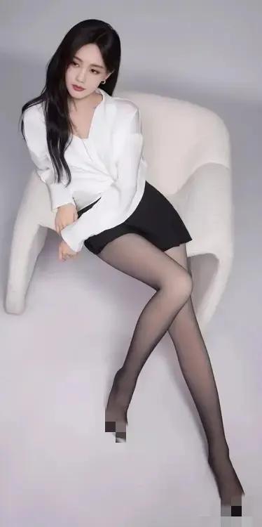 李一桐的美只能用四个字来形容，那就是美艳不可方物。毫不夸张的说，李一桐就是东方美