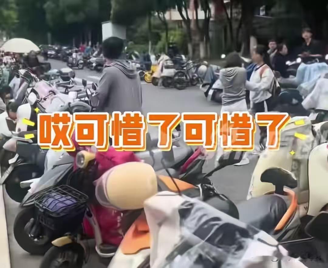 母女忘带准考证后续！
母亲瘫坐痛哭，孩子本来能冲985，
因为迟到一分钟，被拦在