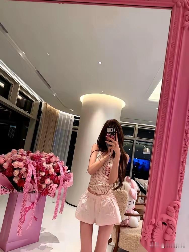 王思聪新女友懒懒发美照了！
看着他俩可能会修成正果
然后结婚生娃娃王思聪网红女友