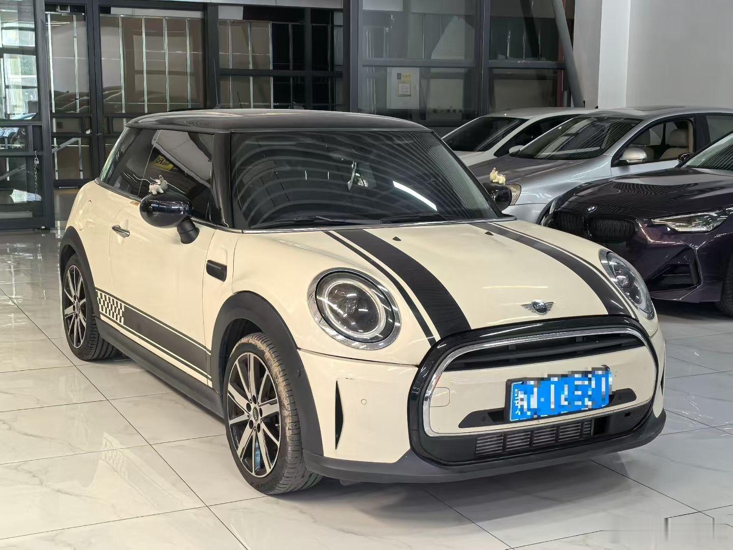 最新到店MINI 胡椒白2022款Cooper1.5T艺术家​2022年7月上牌