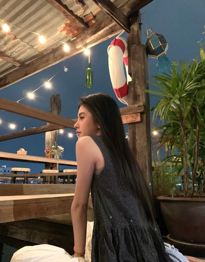 睁眼就被小鞠的米米自拍美晕了，好有生活感的一组图，看鱼，在夜晚发呆，吃饭，喝饮料