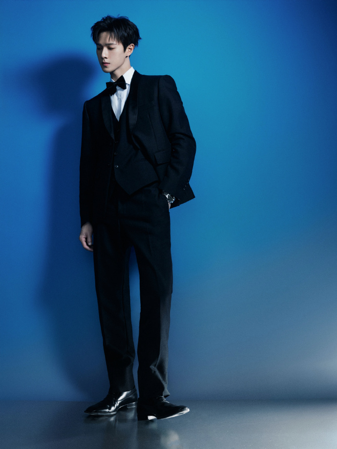 谁能拒绝这个宽肩窄腰穿西装的李昀锐，扑面而来的贵公子气息太迷人了。。