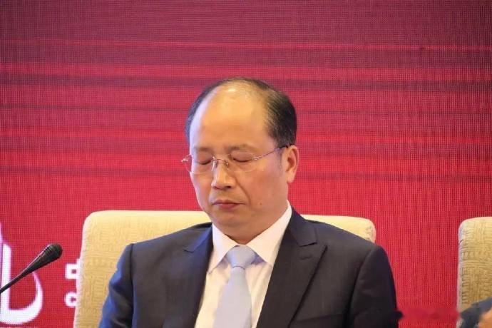 今天终于传闻落地，前村长易会满落马了！他任期5年最被人诟病的两点，一是累计发行新