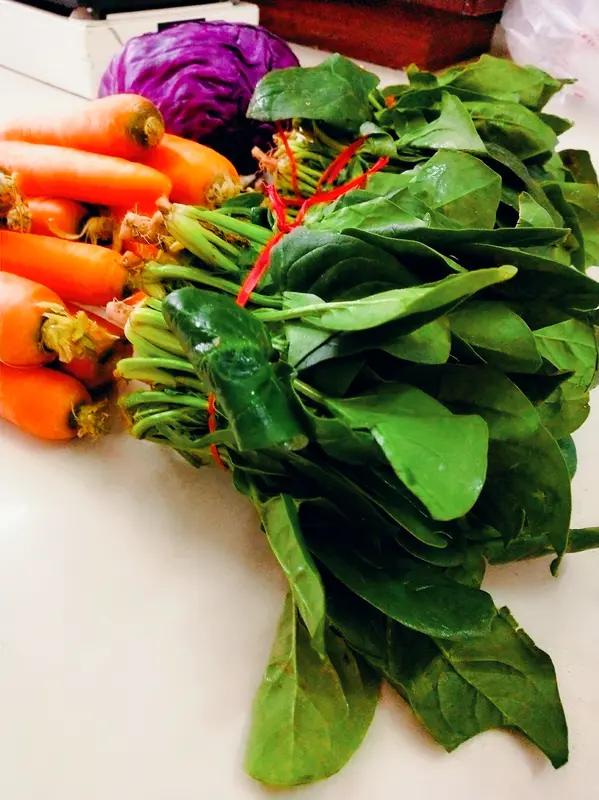 春天肝气旺盛，吃对菜能养肝护肝。菠菜就很不错，富含叶酸、维C和维A，能清除自由基