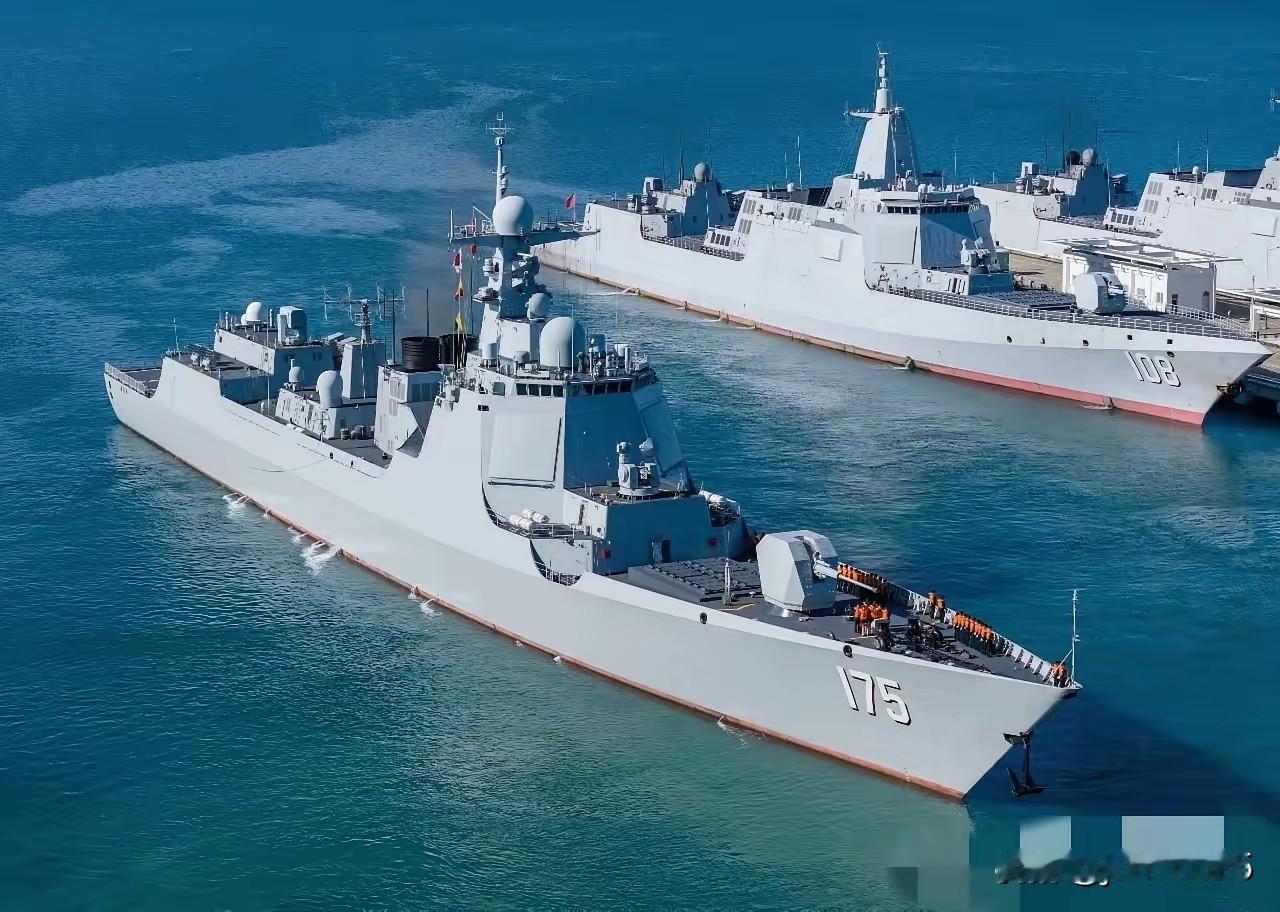 它们同框时：175号舰看着比055万吨大驱还大！
我们的军舰到了国外总是被拍得很