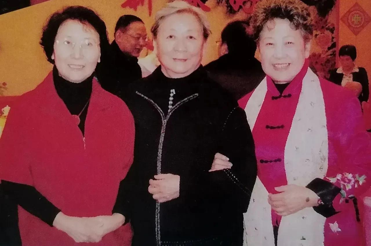 八一厂真的是明星荟萃，除了田华 王心刚 王晓棠三大明星还有袁霞 师伟 陶玉玲 张