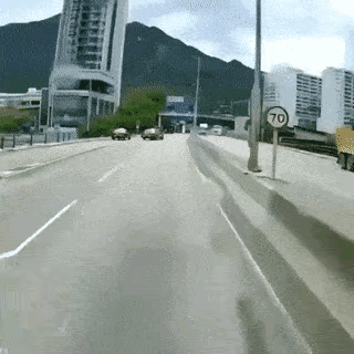 不懂就问，当车靠近的时候，喷出来的是什么啊，挡风玻璃根本就看不清了。
