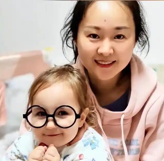 江苏夫妻生下金发碧眼娃！网友：基因彩票，还是太爷爷显灵？

“孩子是不是抱错了？