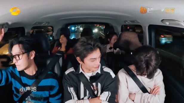 翟潇闻沈月在黄晓明身边大声密谋这是什么喜剧人组合！翟潇闻沈月密谋下班还被黄晓明当