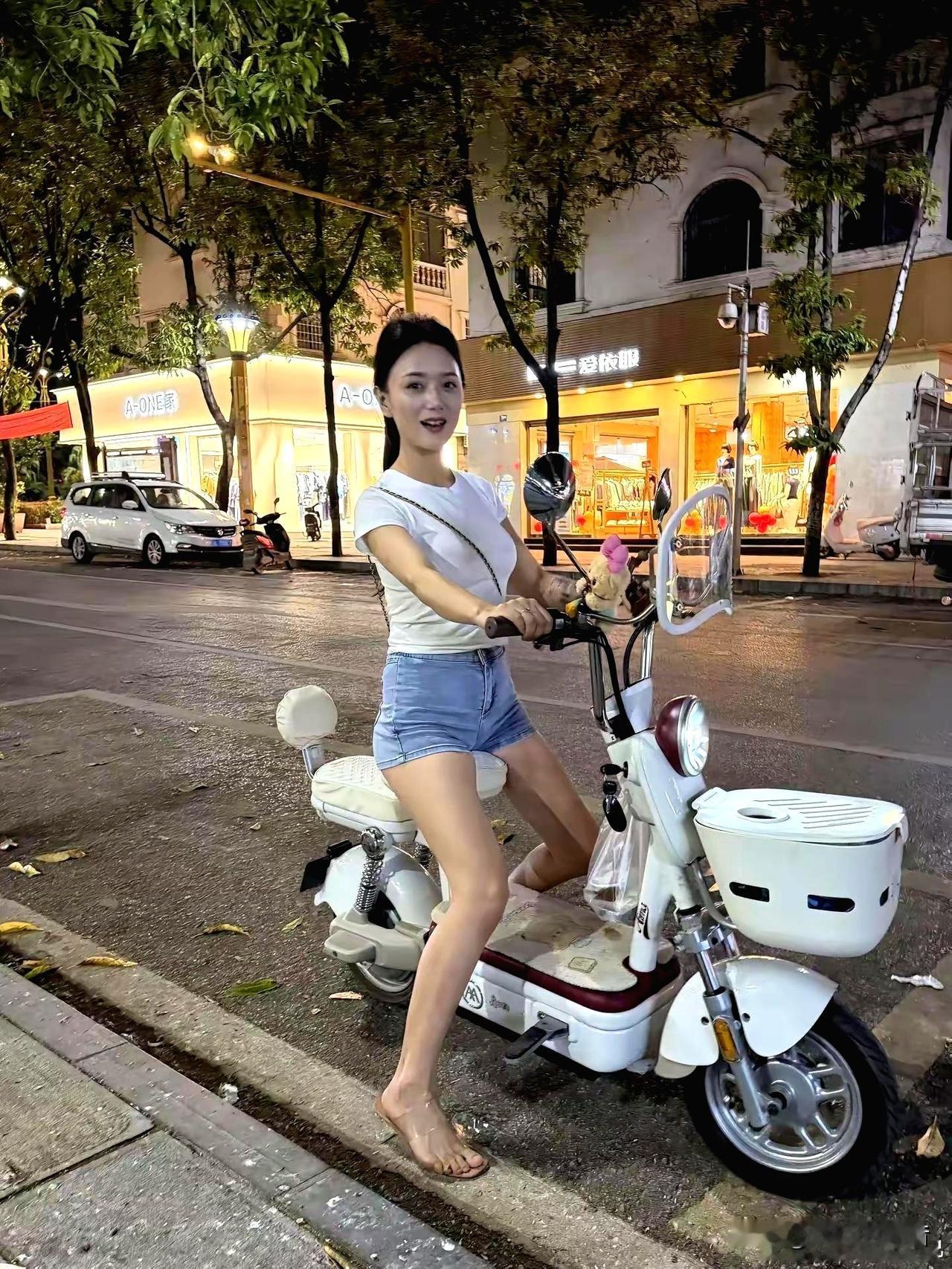 姑娘说，现在的汽油越来越贵，花2800买了这辆电瓶车，不知买贵了没有？
姑娘说，