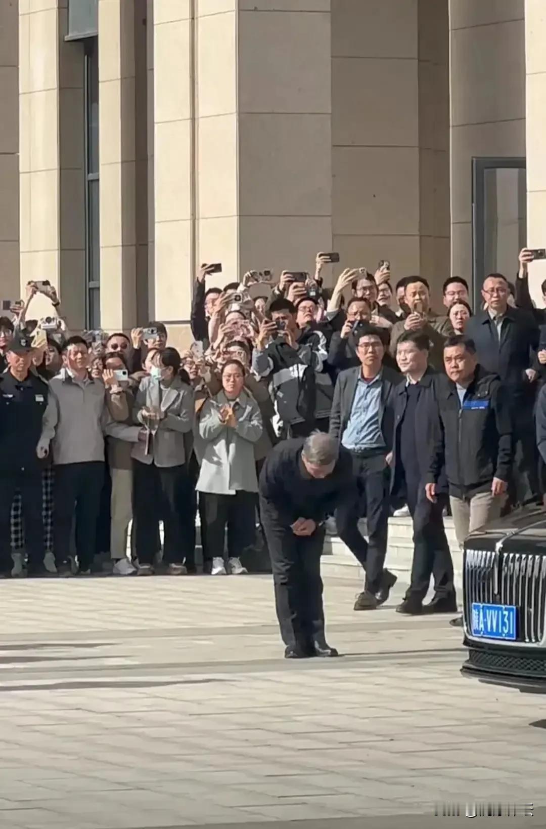 西安交大，王数国校长退休，张立群校长跟师生一起欢送老校长离开，令人非常动容。王校