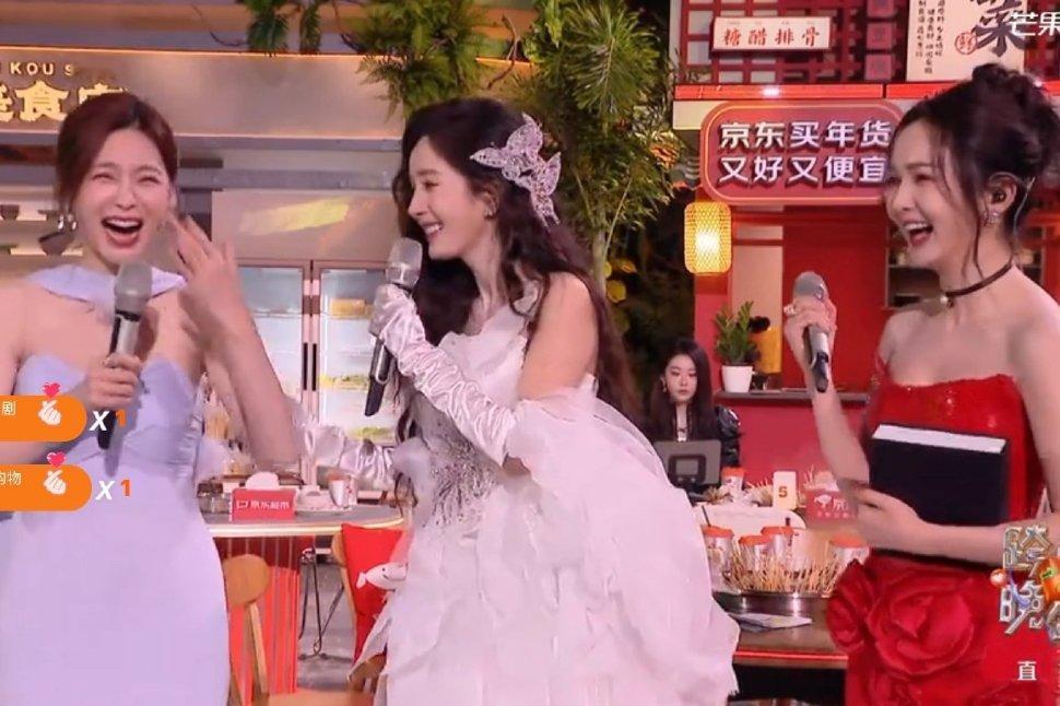 喻言往那一坐就是个导播 哈哈哈哈差点因为喻言在跨年晚会打工，往那儿一坐就是个导播