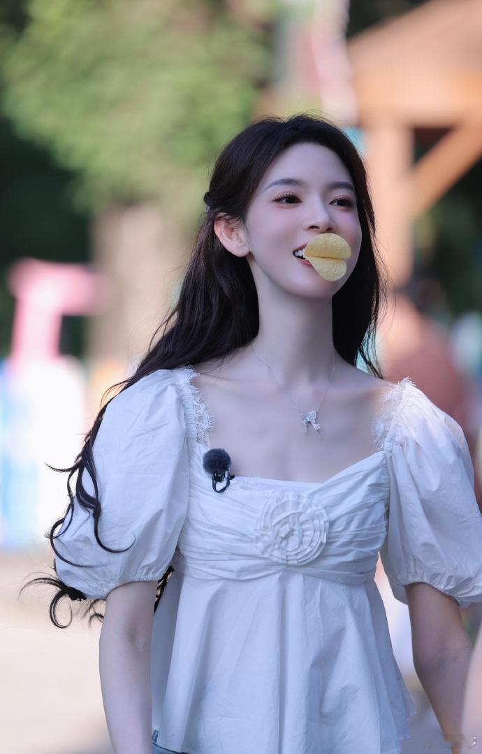 陈瑶教张月贴暖贴缓解痛经陈瑶教张月贴暖贴她一说痛，她立刻开课。一个认真比划，一个