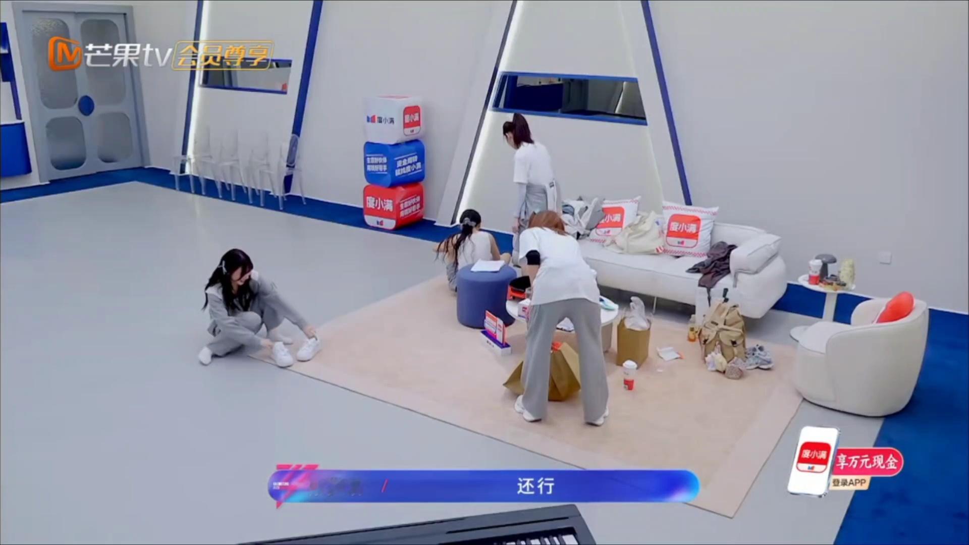 被徐梦洁的真实逗笑了！徐梦洁吃饭前先闻闻自己脚臭不臭徐梦洁真不把我们当外人 张月