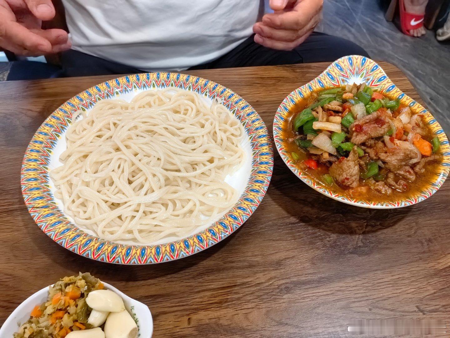 我真惊了，香疯了！！ 必须进入我美食榜单红榜了，这大抓饭，羊排，羊腿，第一顿就吃