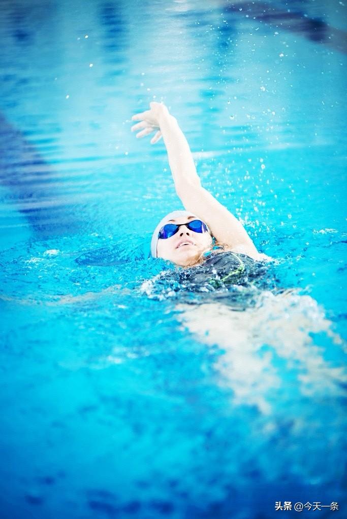 刚才在泳池又遇到了革命前辈，昨天是他97岁生日，每周来两次，每次游600米，陪他