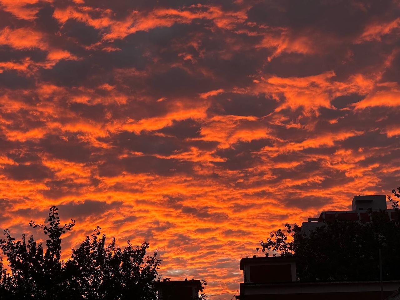 下联：火烧云。