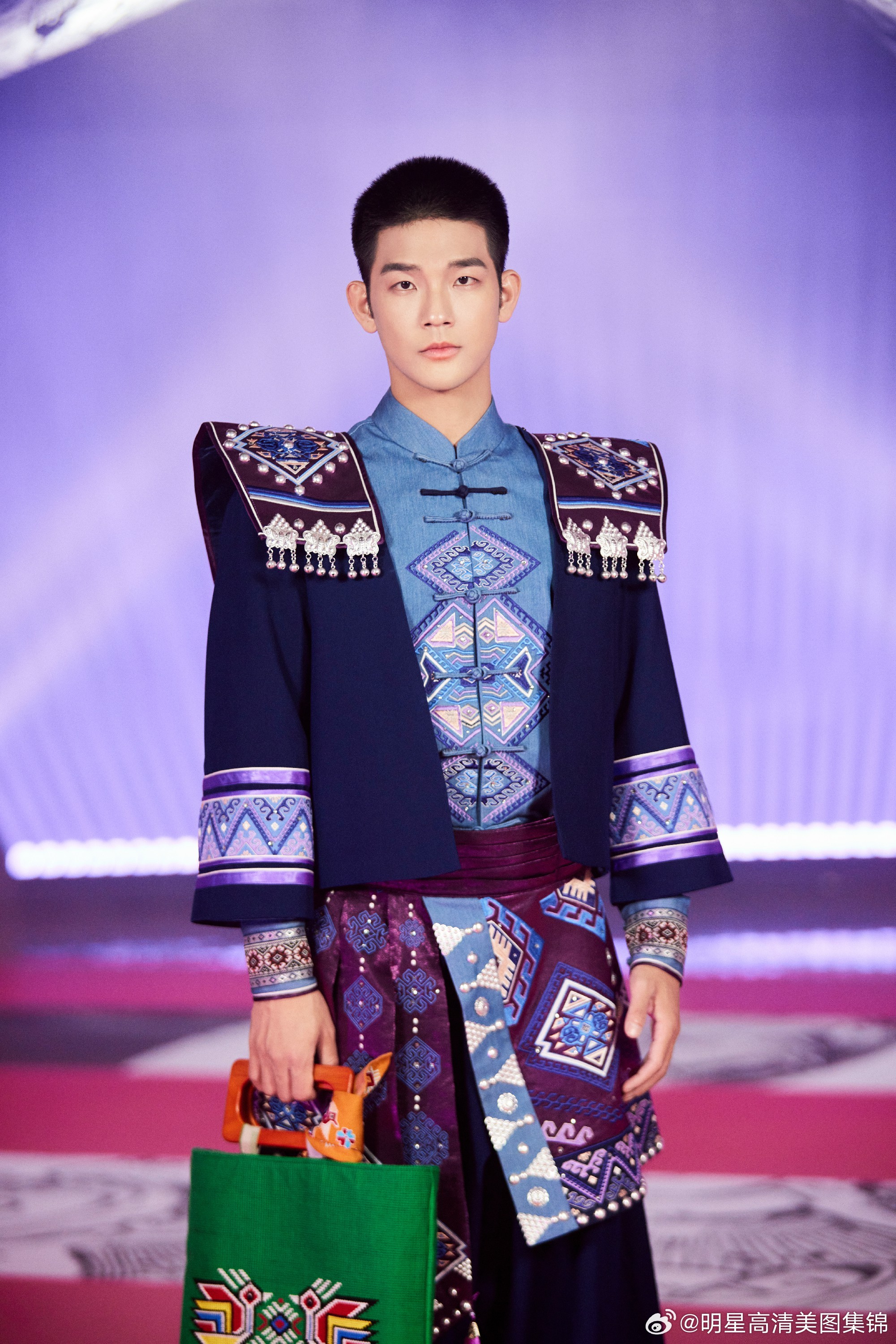 综艺《开灶！少年团》热播，土家族少年李斯南厨艺获现场好评 