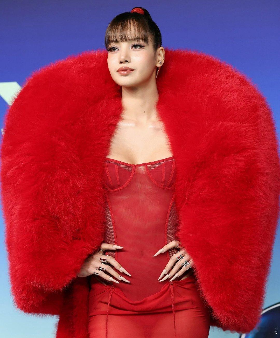 Lisa大红袍造型VMA红毯之上，Lisa身着中国设计师品牌的红色毛绒拖尾战袍亮