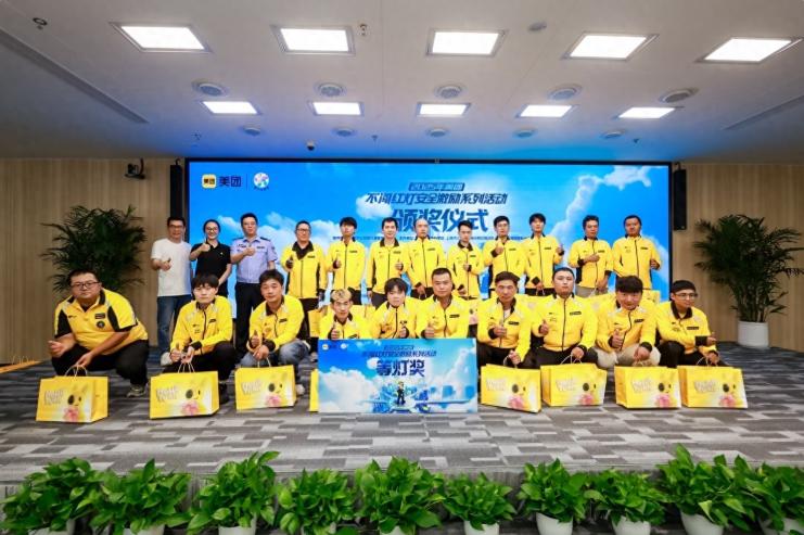 每天不闯红灯，就能拿到现金奖励？
没错，这是美团外卖最近在全国近200城铺开的新