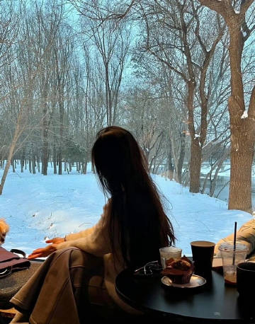 世界太假，人心太深。处处是演员，个个是戏子，无奈看不清，人生一场戏，慌了人，凉了