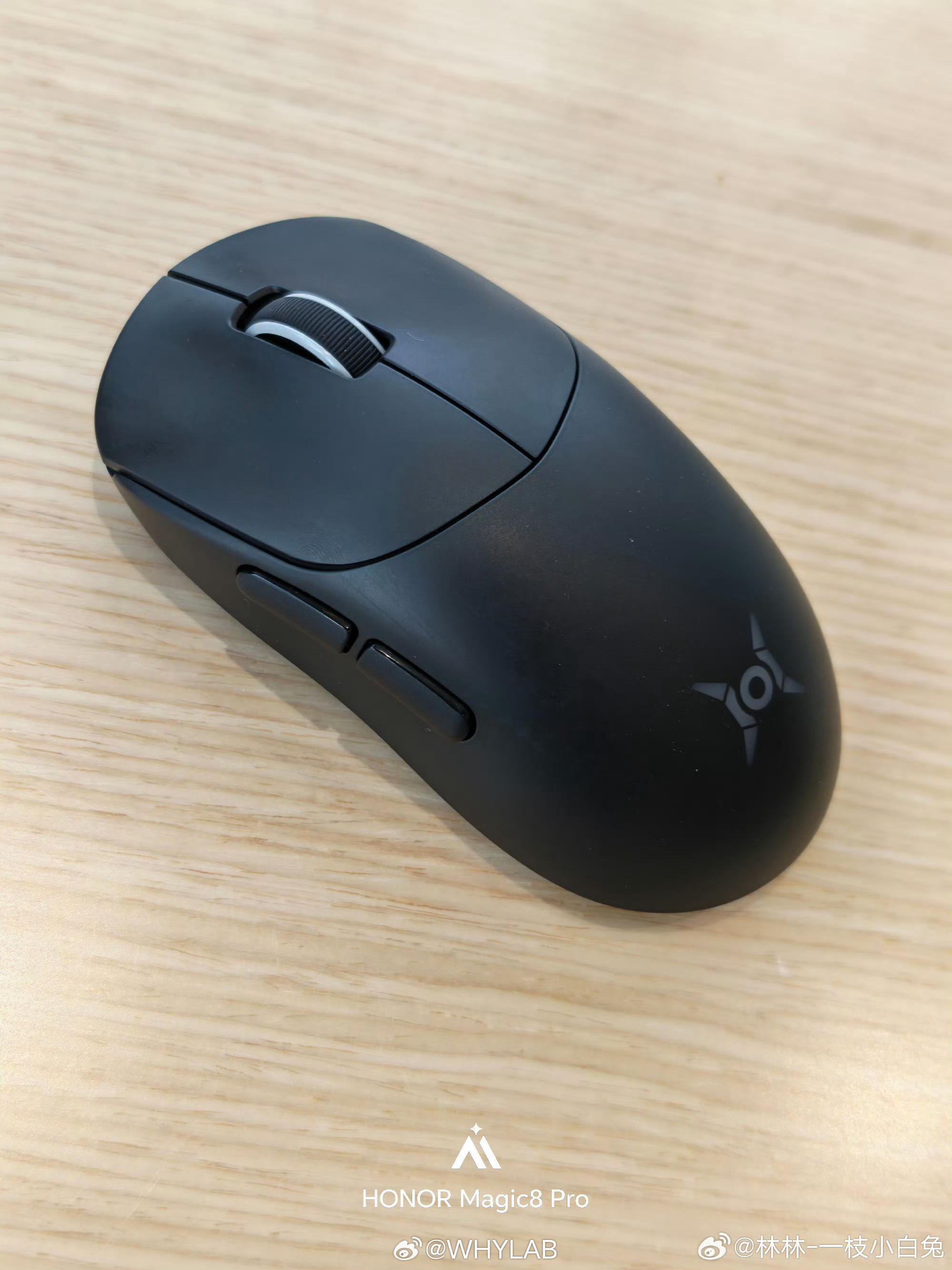 荣耀 WIN 系列游戏本鼠标，很常规的造型，有两个侧键，采用 PAW 3395 