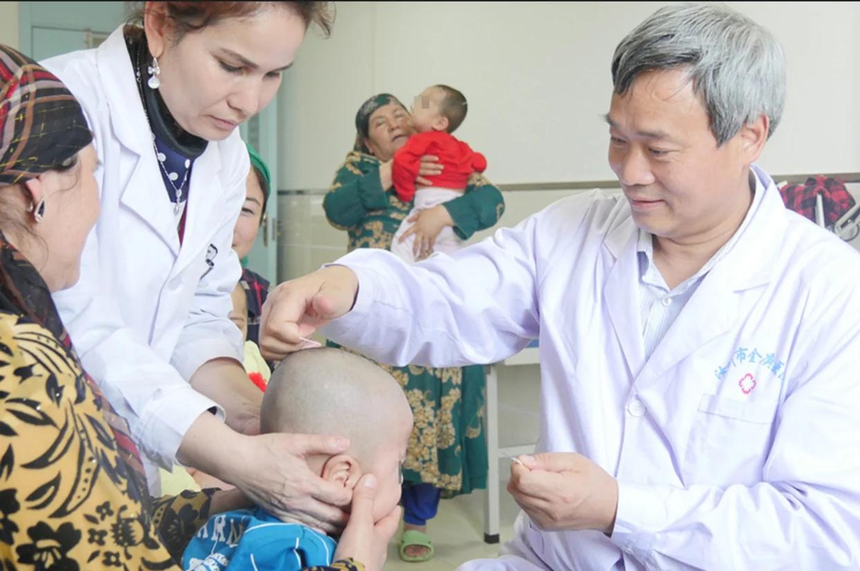 2009年，河南医生宋兆普免费到孤儿院看病，可没想到竟发现8成孩子的肚皮比纸还薄