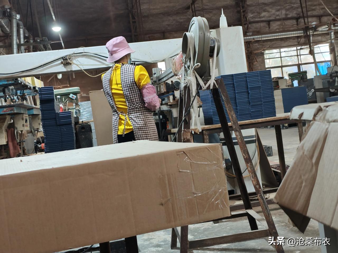 记录我的2026厂妹今天在我旁边工作，她的香水味飘了过来，我不闻也得闻，因为香气