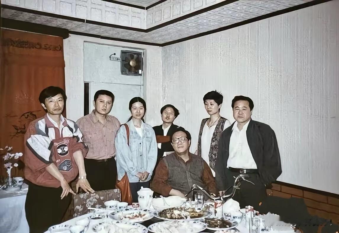 中国当代文坛半壁江山

这张合影拍摄于1993年5月12日，现代文学界大咖齐聚一