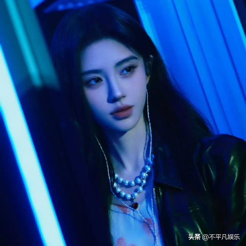 在QQ音乐巅峰之夜红毯上，鞠婧祎以冷脸造型惊艳全场，成为当晚的视觉焦点。她身着“