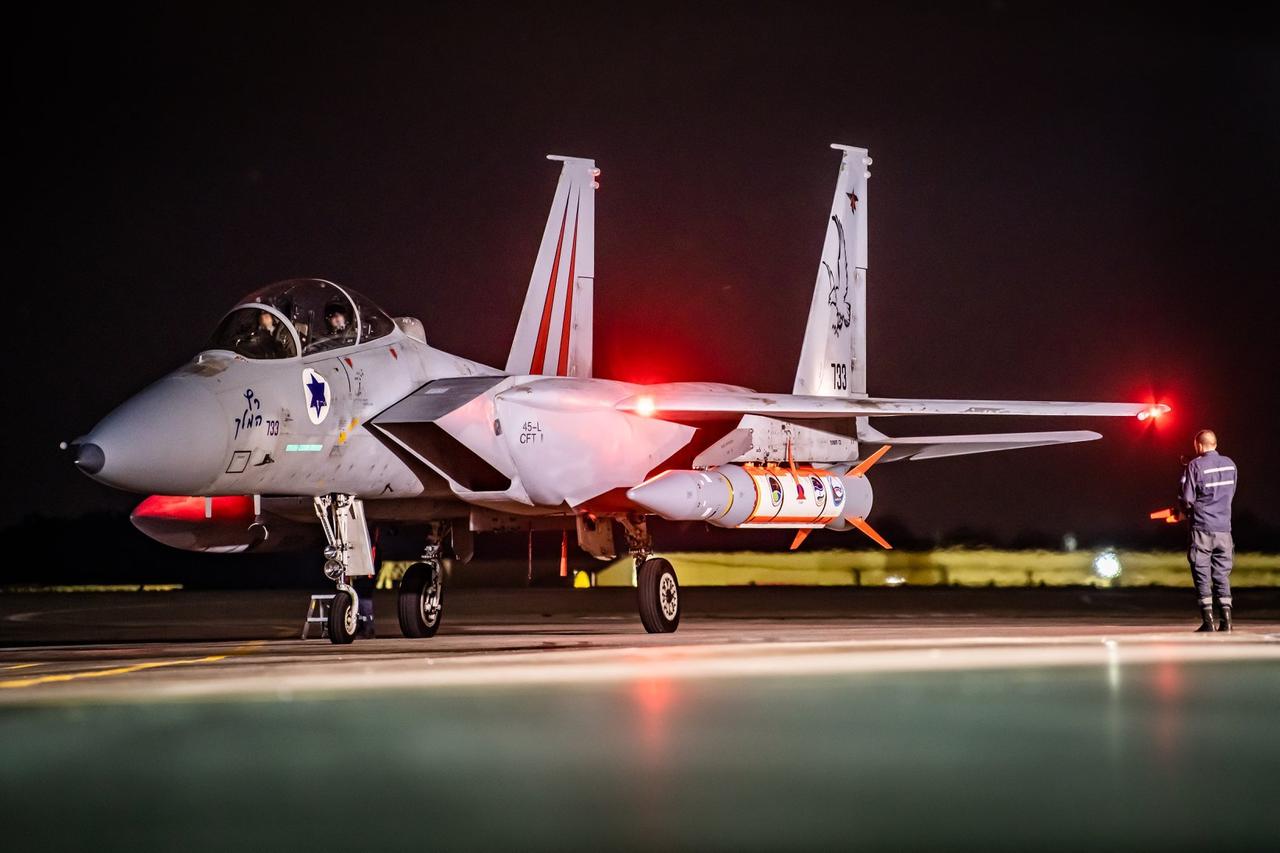 “30枚空射弹道导弹砸向哈梅内伊住所，以色列和美国联手完成斩首！”央视新闻在3月