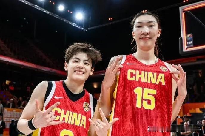 中国女篮本届女篮世界杯打的很好看，韩旭场均几乎拿到两双数据，在海外打球让她得到了