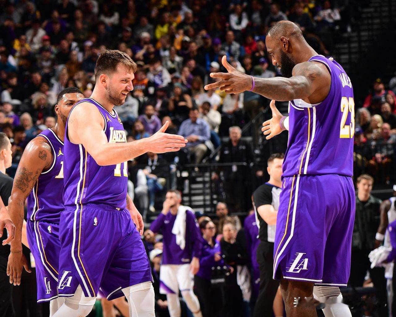 湖人是伪强队？湖人队今天大败给骑士队，让我们看到湖人的防守真是一团糟。尽管其战绩