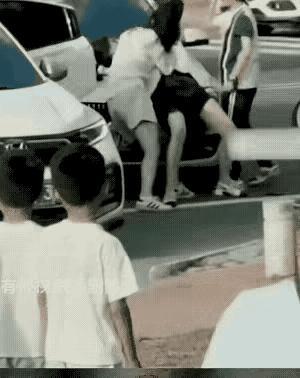 这白衣女子打架真让人看不下去。

日常女生打架最多扯头发抓衣服，她专往下身出手，