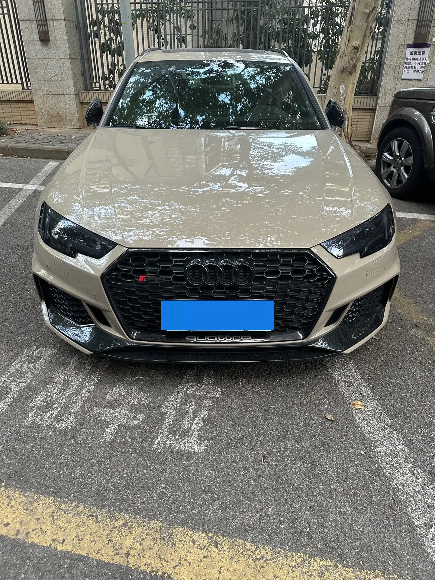 Audi RS4! 西装暴徒RS4 每个男孩子的梦想车