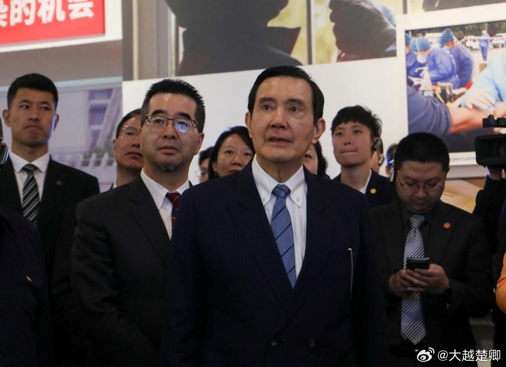 马英九也是憋屈，前嫡系、前下属、甚至亲属都有明说或暗示他老糊涂了，逼得他想去做认