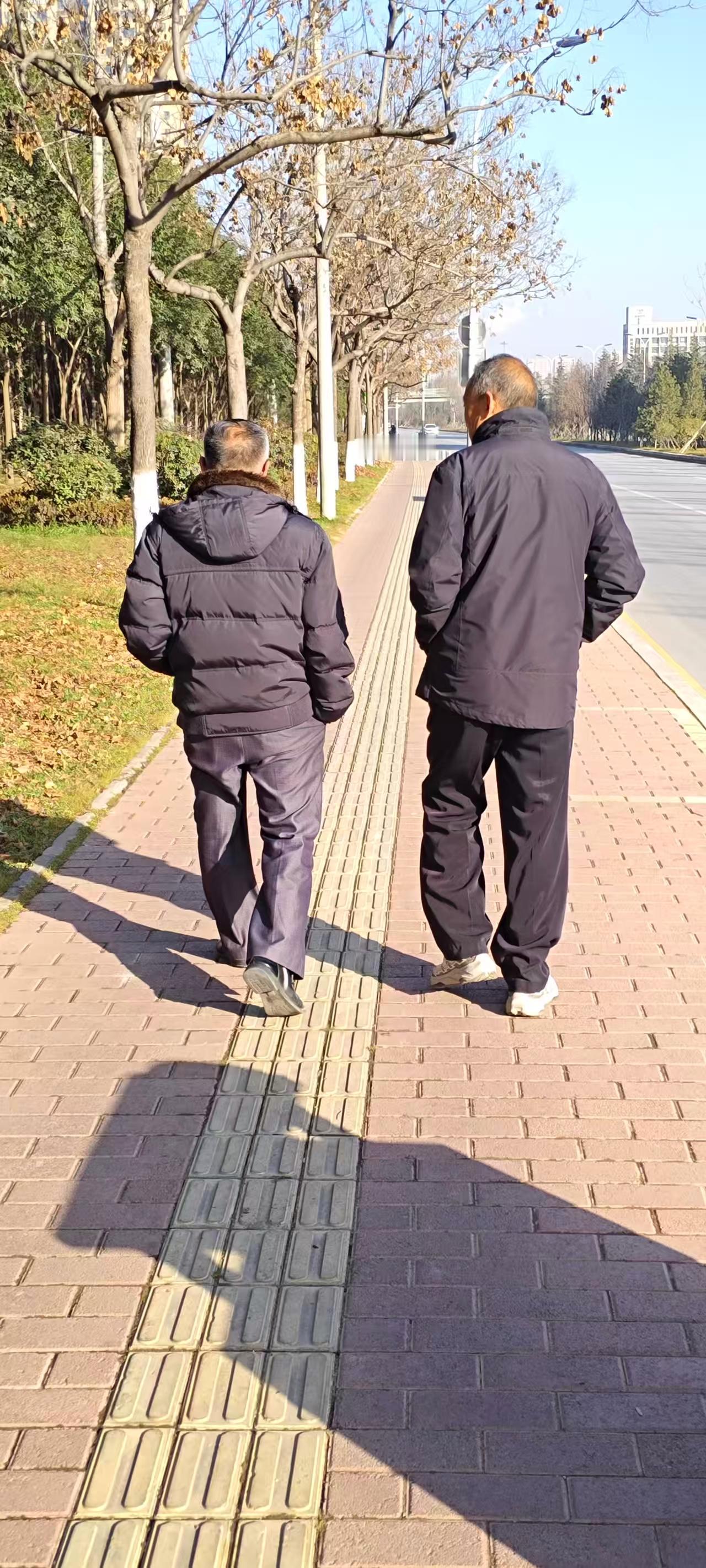 “娃，清明节回来你开车吧。”早上与宝哥一同晨跑，他缓缓说起昨日与母亲的通话，哽咽