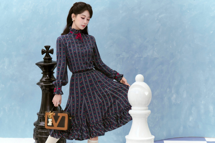 杨紫樱桃look 谁没有看到这组俏皮樱桃look，我都会伤心的ok？！美貌权威真