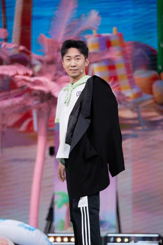杨迪表情管理这块 你好星期六 不得不佩服杨迪的功底，舞蹈动作到位，表情更是生动传
