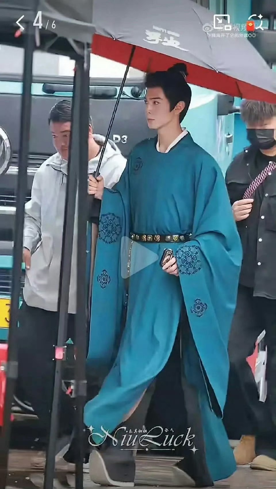 陈哲远和王楚然《浮生》开机时，陈哲远踮脚和邓凯合照被热议后，今天有人拍到了陈哲远