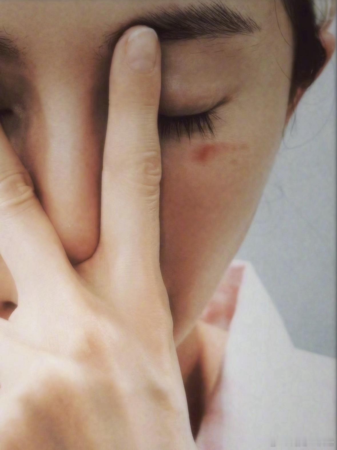 杨幂脸被蒸汽眼罩烫伤了我承认，我有罪，我的关注点居然是姐姐睫毛好长