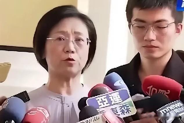 翁晓玲发文巧妙调转枪口，一心想把内斗翻篇？真正有正义感的人！
翁晓玲挨完训斥之后